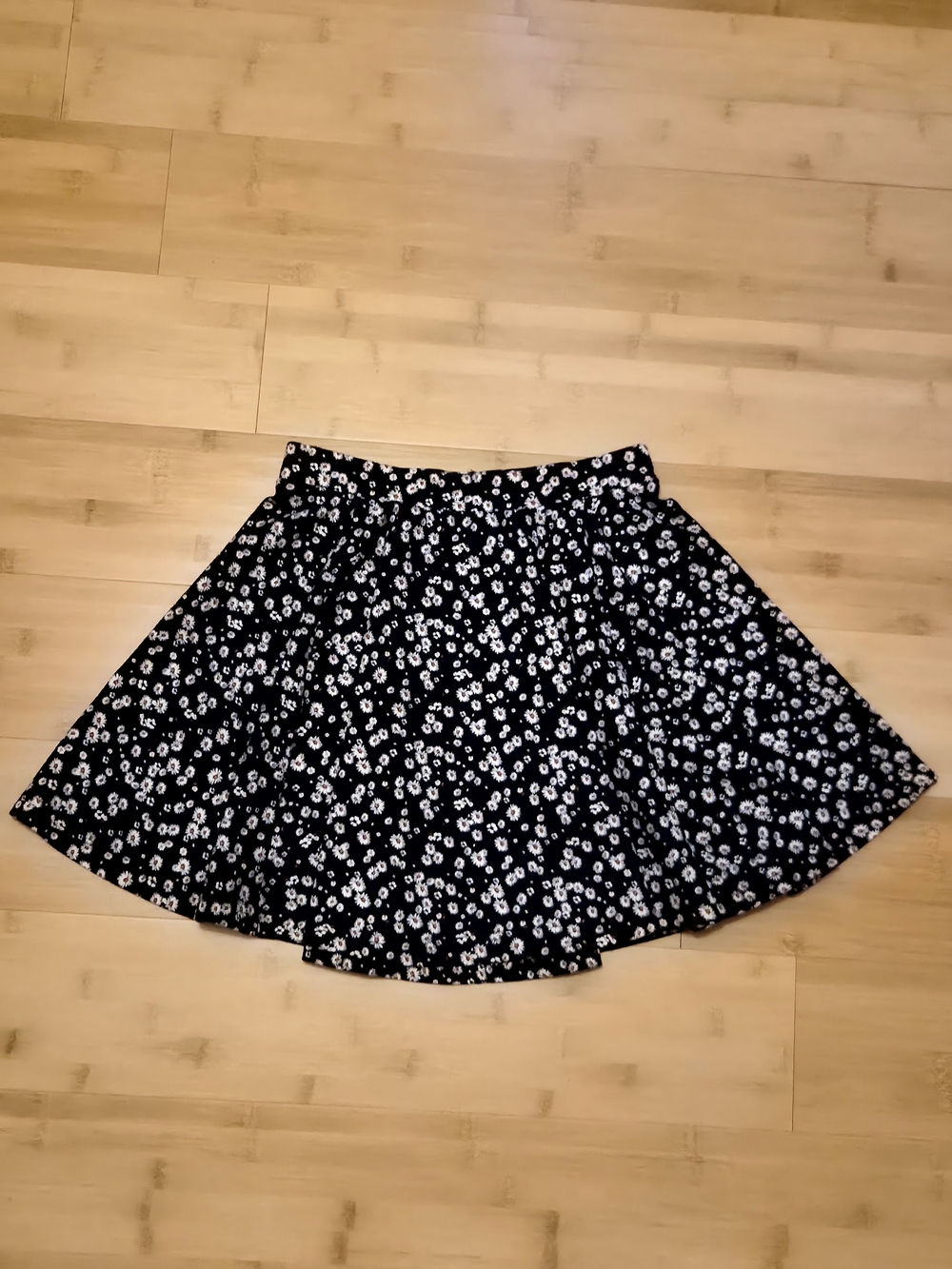 ​Cotton On Floral Daisy Mini Skirt Size Extra Small XS Black White Circle Skirt